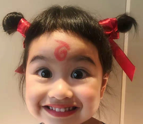 包贝尔女儿cos哪吒超可爱 完全跟影片中哪吒一模一样