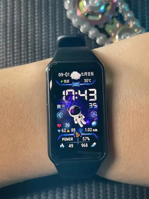 这年头谁没个太空人表盘