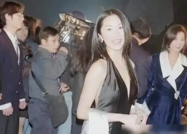 徐华凤:做7年小三挤走原配,嫁进豪门3年,浑身长瘤死在丈夫怀中|温兆伦