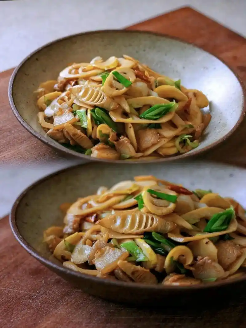 鲜春笋炒肉.春雨过后,找到它,做给老婆吃,幸福感爆棚.味道很 - 抖音