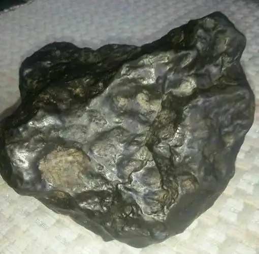 陨石是指坠落于地面的陨星残体,由铁,镍,硅酸盐等矿物质组成,亦称陨星