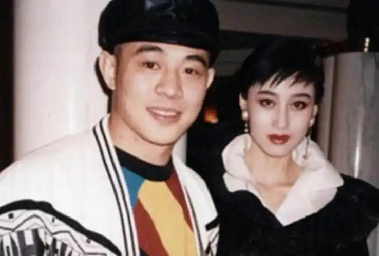 为李连杰生两女后被抛弃,59岁近照令人惊艳,再婚生活十分幸福