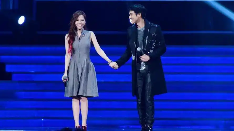 1经典情歌对唱《小酒窝》林俊杰&蔡卓妍对唱版,歌美景美人更美  01:38