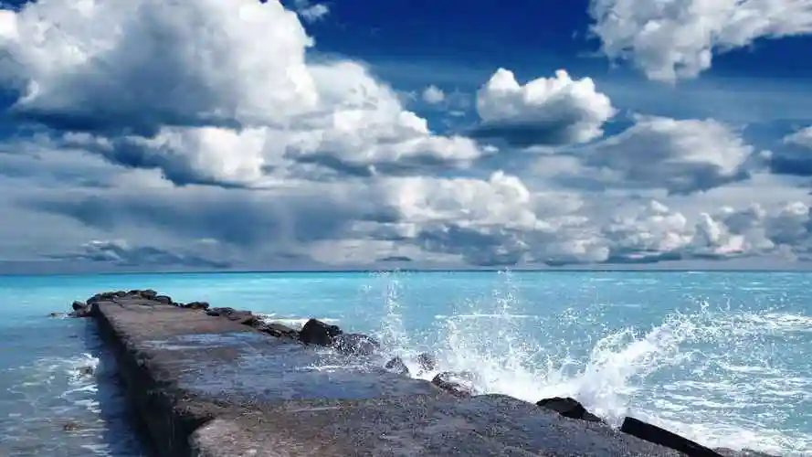 唯美海天一色风光好看的蓝色天空背景图高清-风景壁纸 - 壁纸家