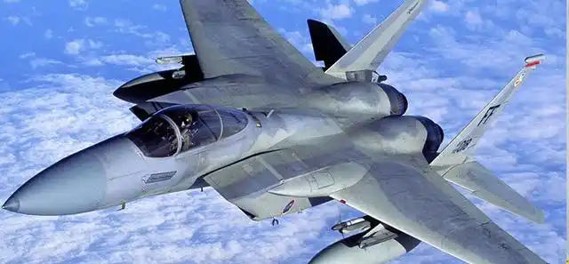 f-15鹰式战斗机结构特点双垂直尾翼;后掠式上单翼;两台普惠f100涡轮