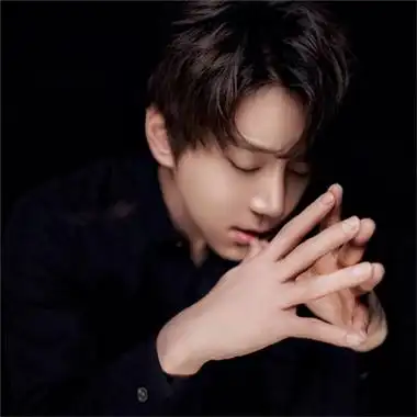 低调耐看的深色系黑色系高冷男头 高级优质感的惊艳真人男生头像_男生