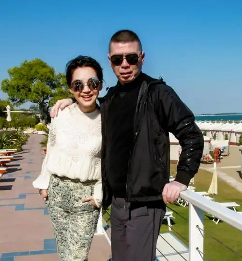 67冯小刚手揽许晴合照罕见流出,女的身穿蕾丝衫笑得肆意,冯小刚则一