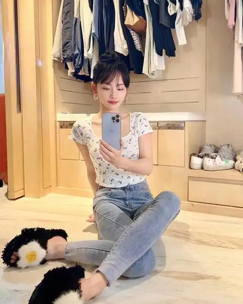 张嘉倪像是没长大的女孩穿小码上衣配牛仔裤看打扮跟18岁似的