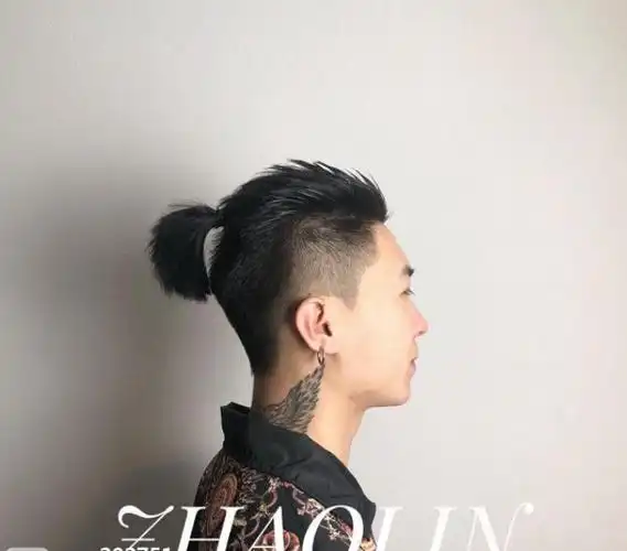 两边剪短中间留长发型