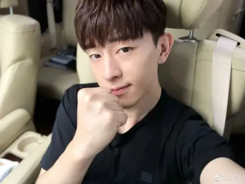 邓伦好好晒个自拍不就没事了,非要故意摆个握拳的姿势,照片中的邓伦身