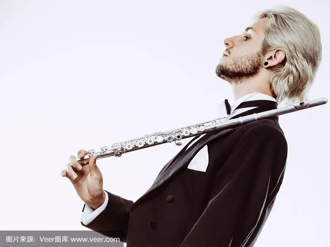 穿着燕尾服的男子长笛手手持长笛