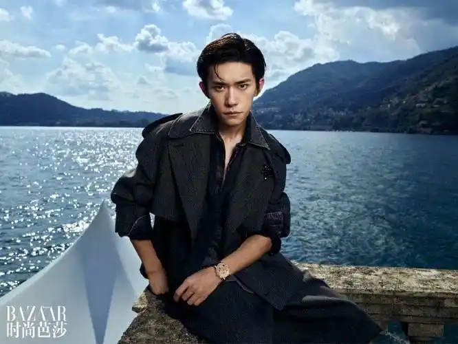 易烊千玺深v背头##易烊千玺杂志