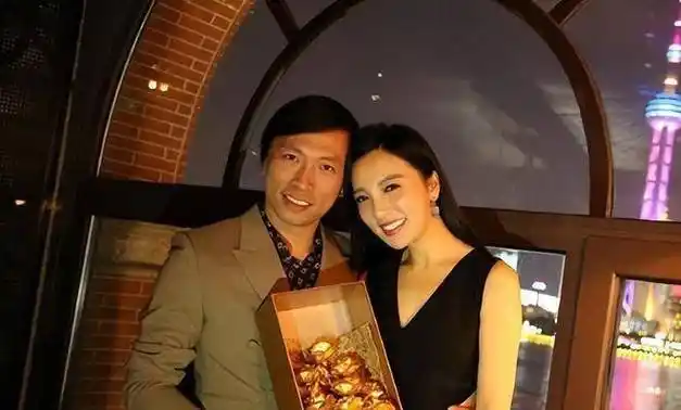 她是王励勤前女友,分手后3年内嫁2富豪,现已生娃,37岁容颜靓丽_刘彦