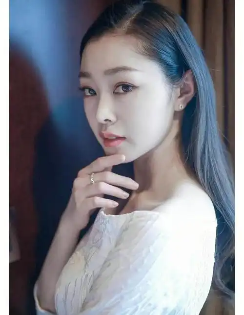 34岁宋轶现身三亚旅游小鲜肉女友疑似曝光男方拥有8块腹肌