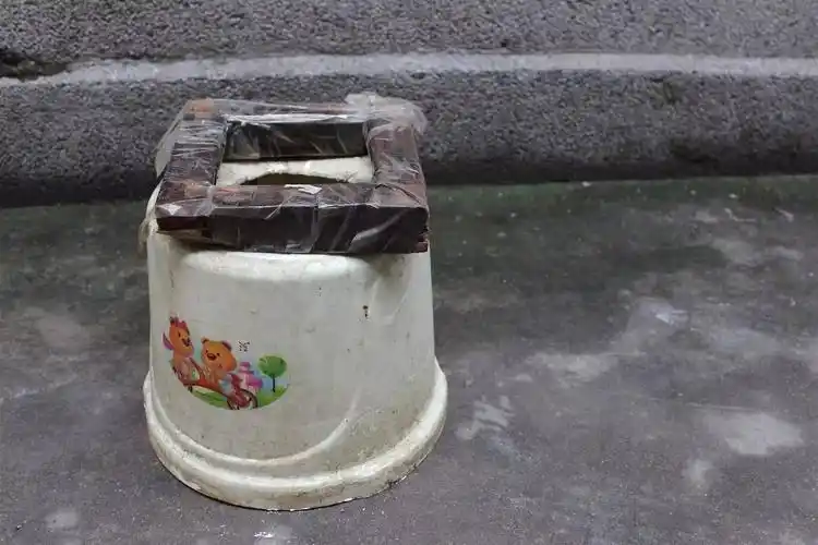 99公益日之一心社工在行动 | 看到萍姨家的自制马桶,除了唏嘘,我们还