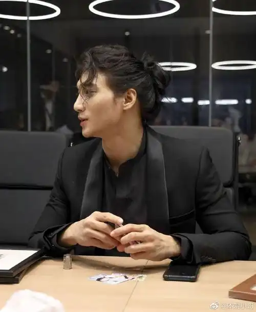 人帅身材好,但纹身减分,你觉得呢?ins:paing_takhon#帅哥##腹肌