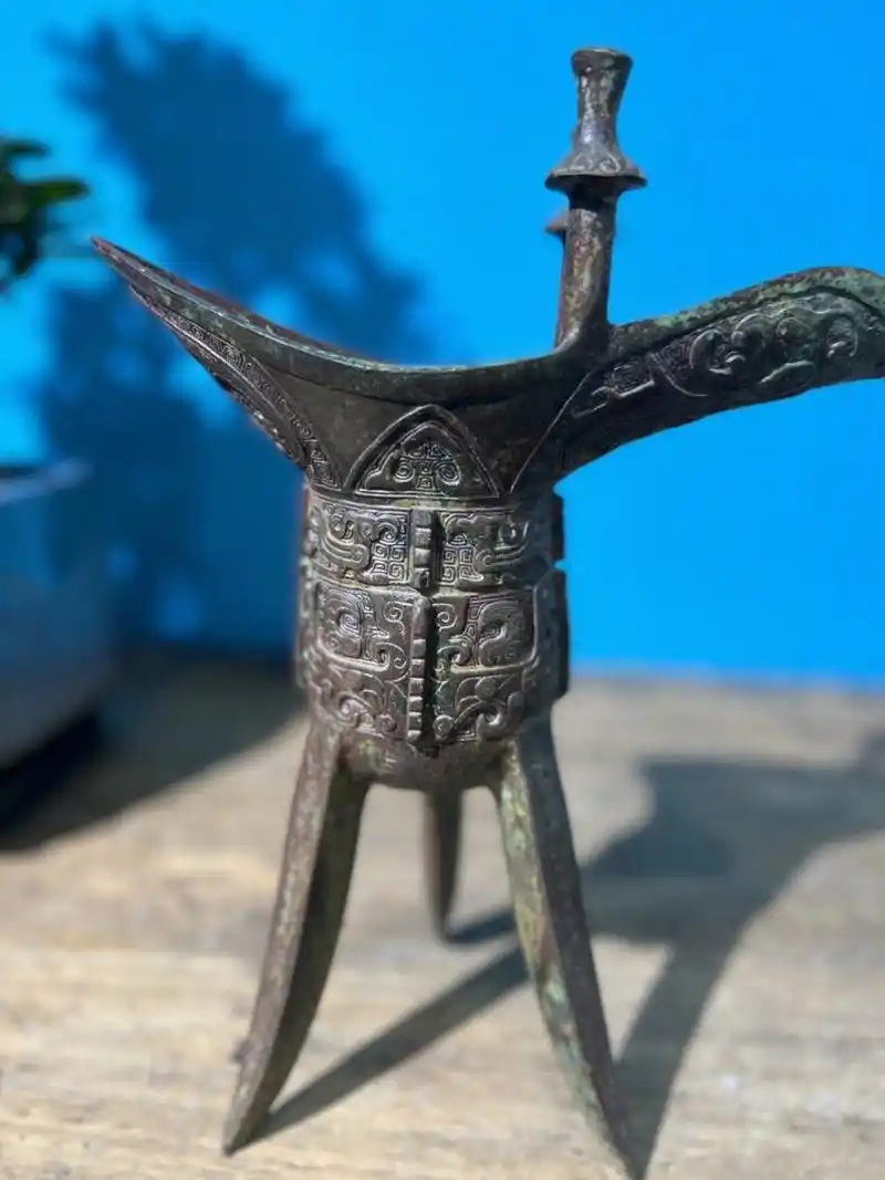 音决):古时饮酒器的总称,相当于现在的酒杯,是中国古代最早出现的青铜