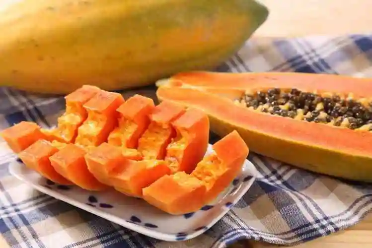 果肉香甜细嫩,不仅可以生吃还能榨成汁,木瓜中的维生素c特别丰富,差不