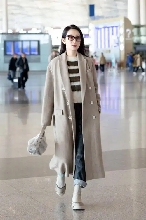 秦海璐身着brunellocucinelli亮相机场一袭大衣温暖飒爽