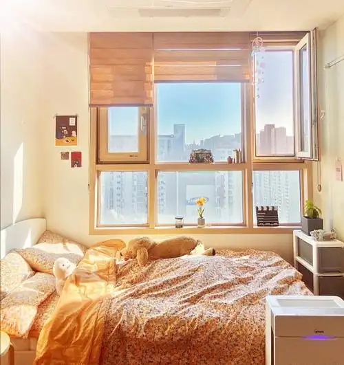 冬日温暖阳光房一束光照亮整个房间