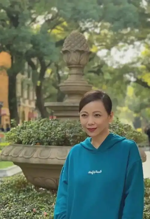 邓萃雯不开滤镜脸上皱纹沟壑纵横但这样真实比打针看着舒服