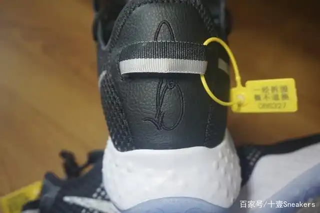 鞋带系统用了固定的飞线绑定,后跟用了一些泡棉填充,外底用水晶底围着