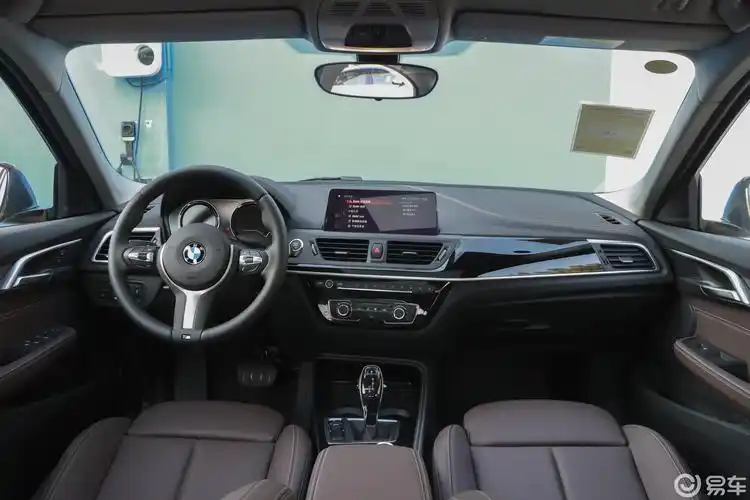 【宝马1系2020款120i m运动套装内饰全景正拍汽车图片-汽车图片大全】