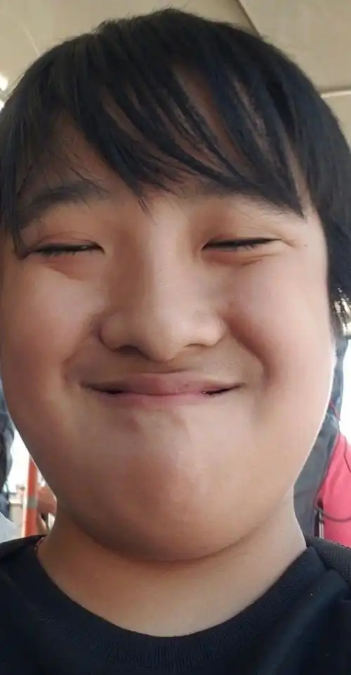 吴镇宇10岁儿子自拍,费曼长胖放飞自我,做搞怪表情丑出新高度_照片