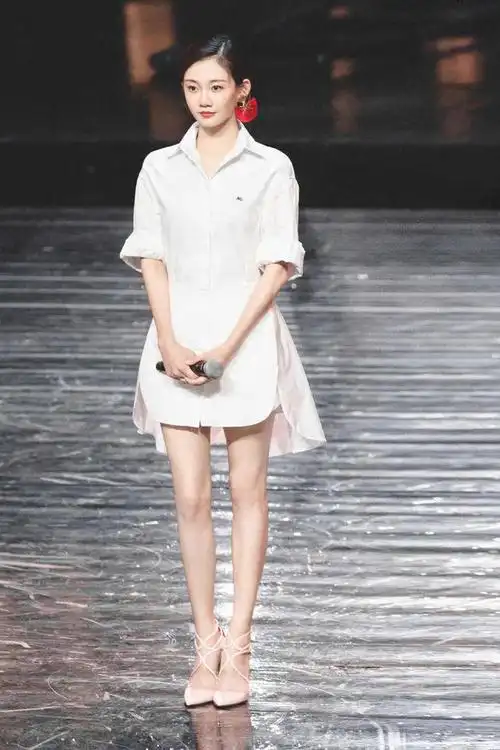 郑恺老婆苗苗美腻了穿白t恤配半透纱裙亮相搭配简单但很养眼