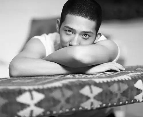 井柏然拍摄罕见圆寸写真 凸显立体五官