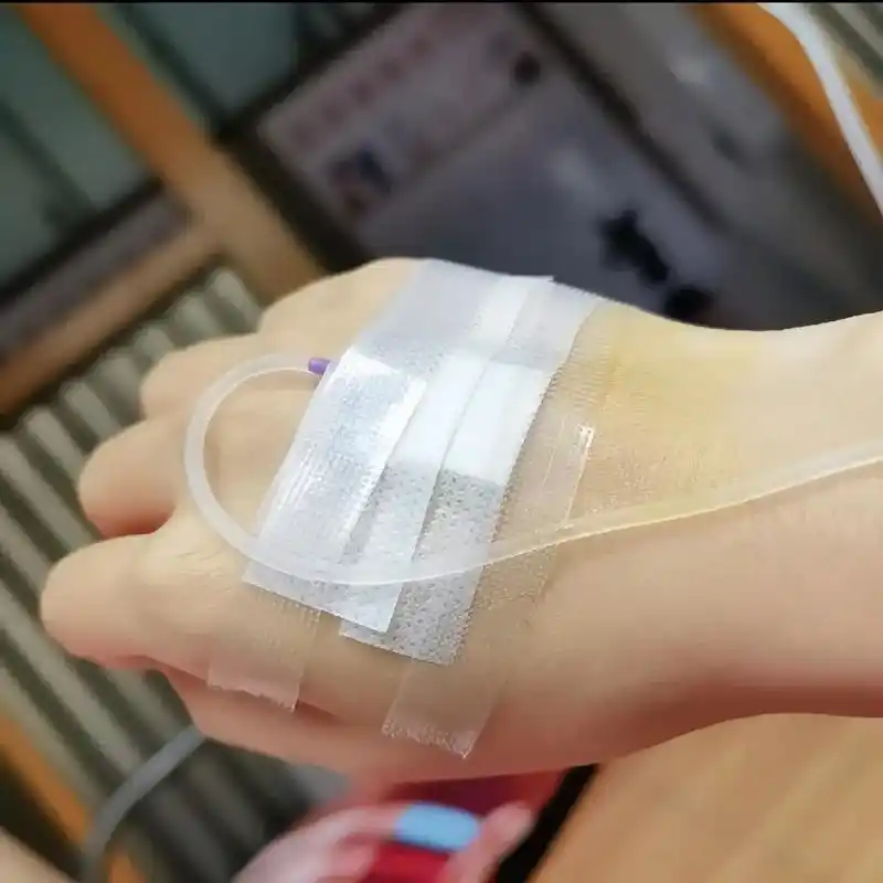 一个人输液静静地看着吊针慢慢滴··一瓶250ml的吊瓶水,一 - 抖音