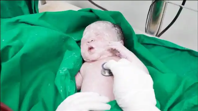 今天产房刚剖腹产了一个小宝宝,脸白得可以糊墙,太可爱了