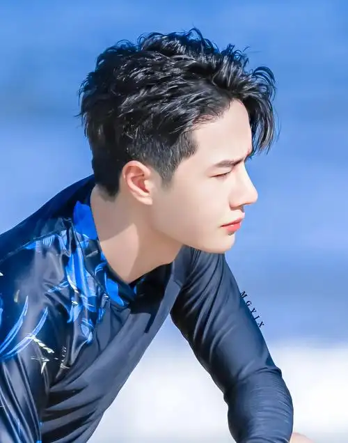 王一博是喜欢挑战性运动的男生,他冲浪的时候,享受着海浪的翻涌和阳光