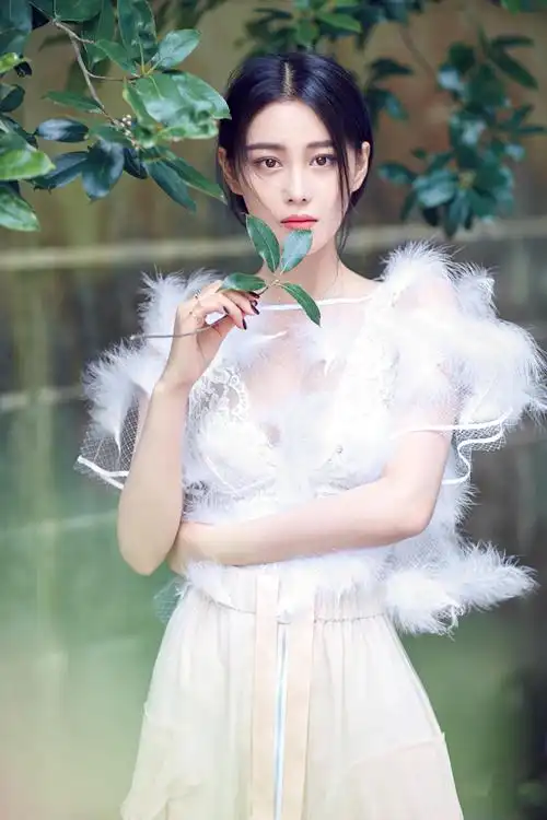 张馨予一身白色羽衣薄纱清新纯美难掩仙气