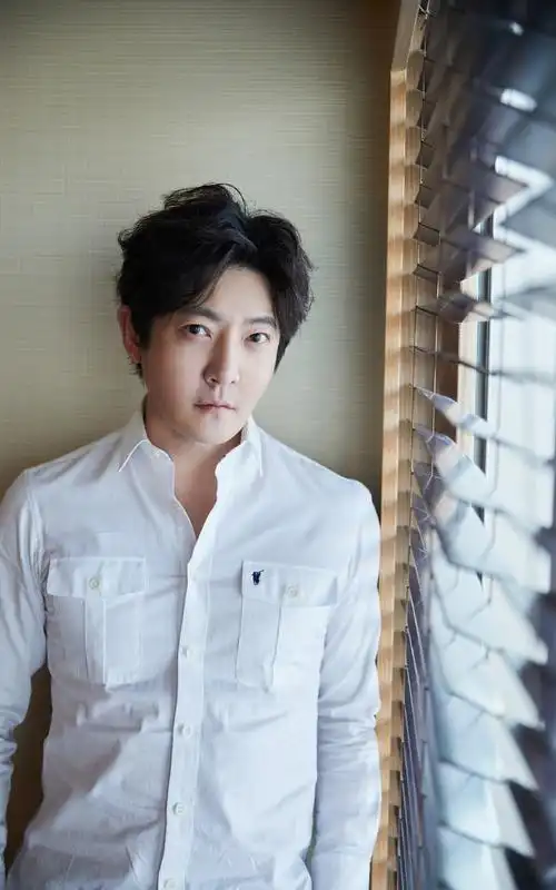 郭京飞白色衬衣帅气写真图片36