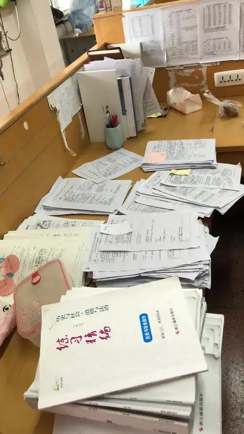 每周一,是最噩梦的时候……堆积如山的作业,连下手的地方都没有!