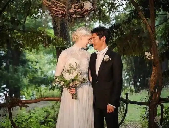 撒贝宁携龙凤胎游西安妻子李白穿汉服太过惊艳小撒反应绝了