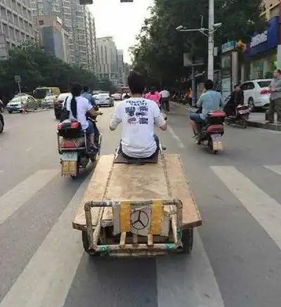 搞笑gif:这么多碰瓷的和我抢生意,我都好几天没开张了