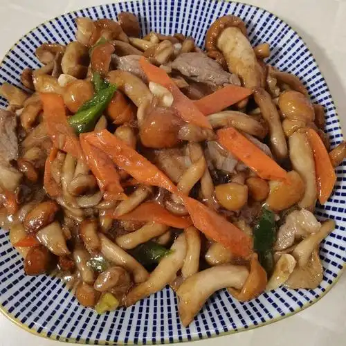 滑子蘑炒肉快手小炒鲜香嫩滑