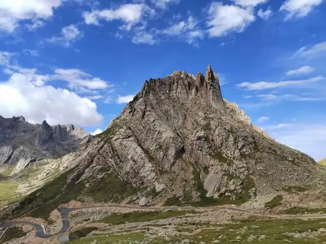 莲宝叶则壮美的石头山
