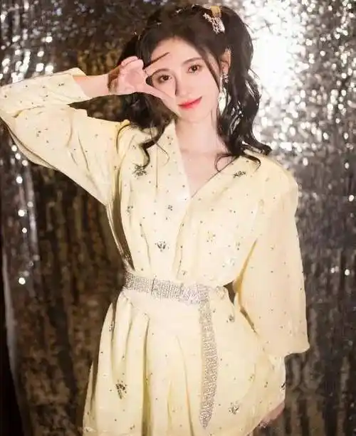 鞠婧祎穿短裙上台唱歌的样子见过没?