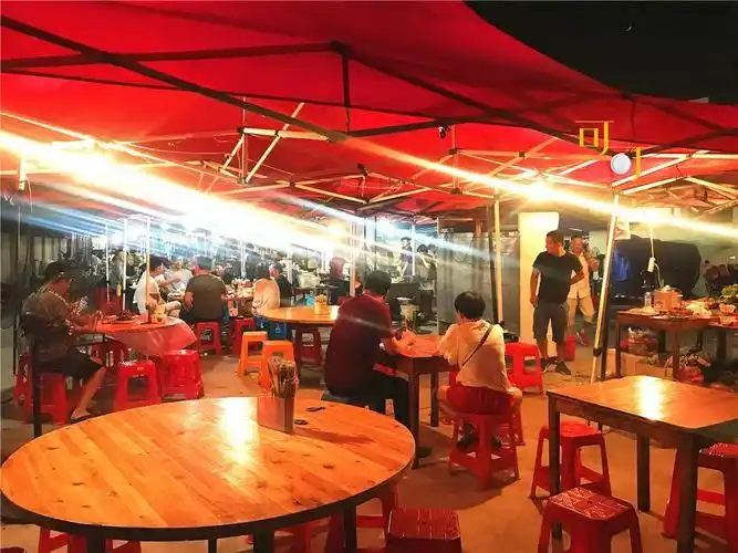 爆炒螺丝,盐水花生,小龙虾,哪一个才是夜宵摊里啤酒的最佳搭档