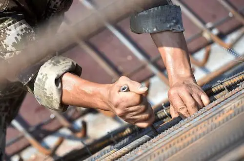 【视频】烈日下,行走在70度钢筋森林中