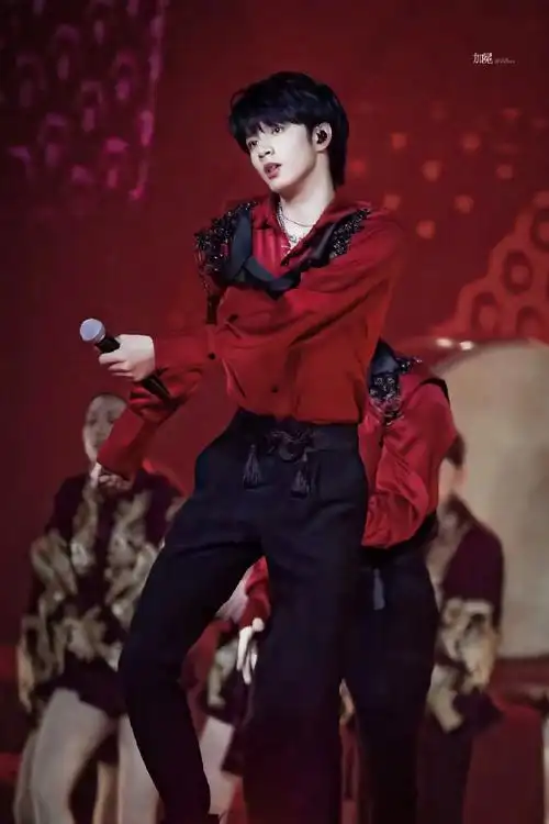 越来越多人喜欢的文文了来两套红色的衣服庆祝一下@时代少年团-刘耀文