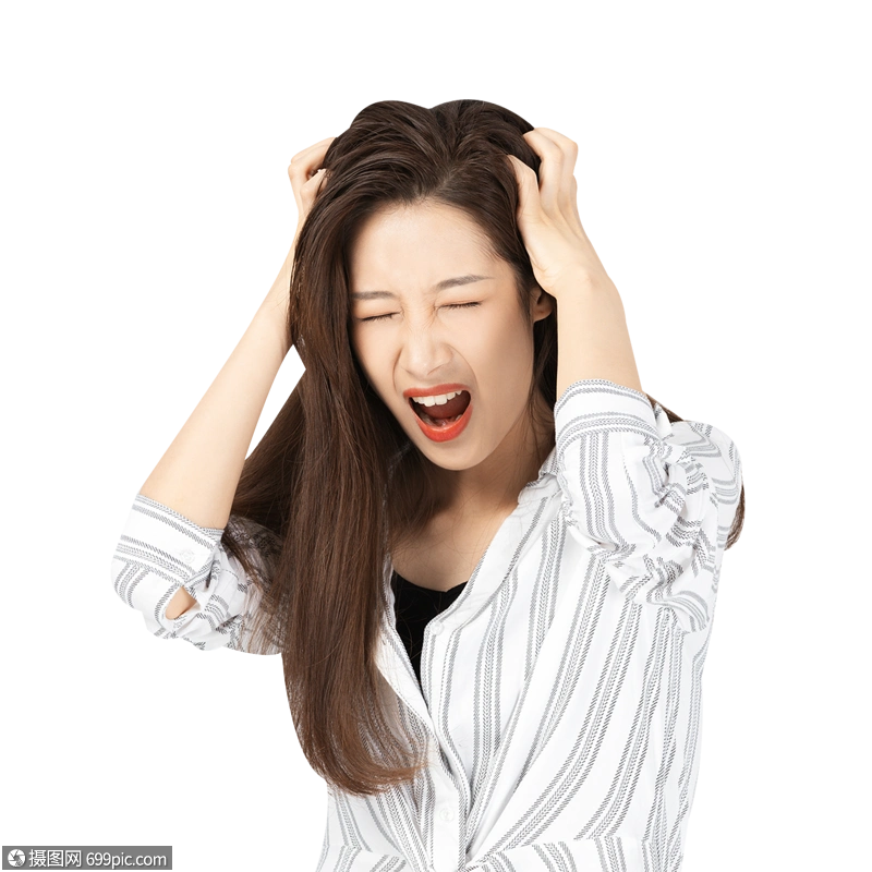 女性双手挠头叫喊难过
