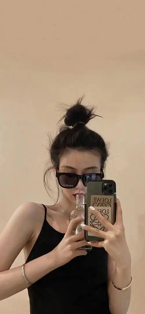 壁纸锁屏/ 借清秋的夜,揽一池星河入梦.