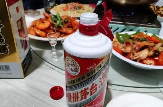 富二代结婚啥场面?宴席大摆80桌,每桌2瓶茅台酒,网友:豪横