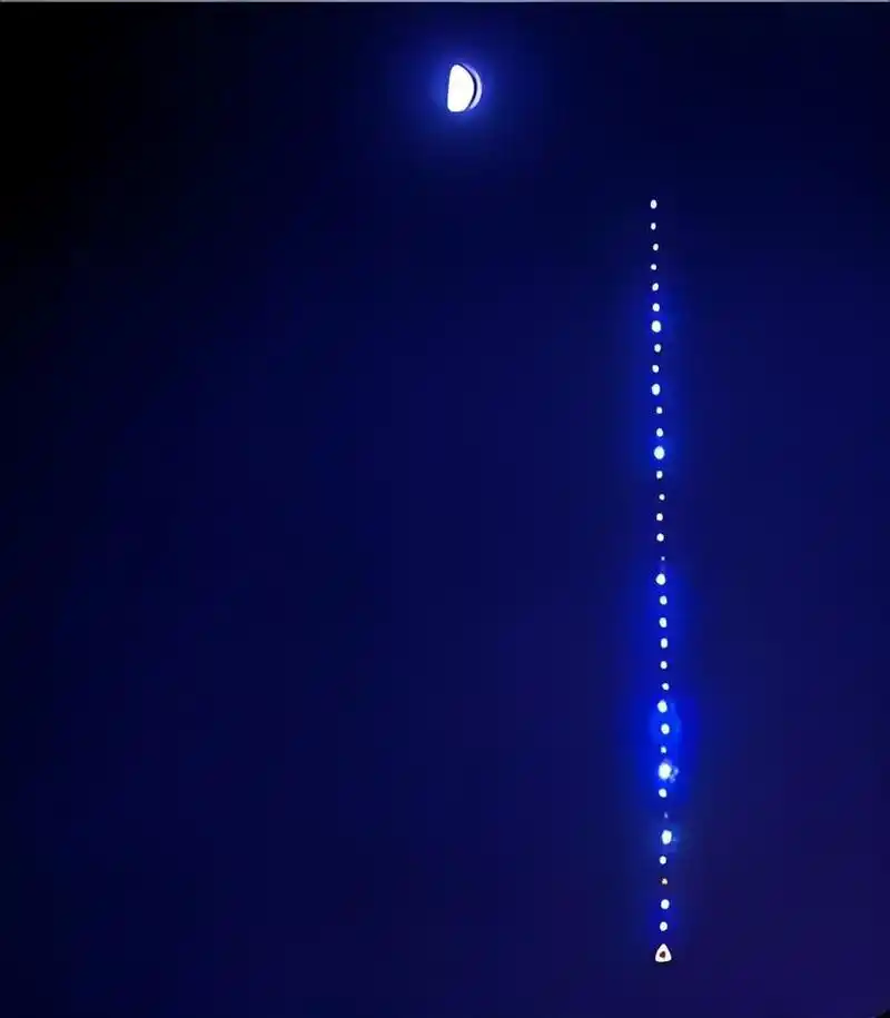 不明飞行物?绵阳天空出现不明发光体,排列整齐 网友:不要打听