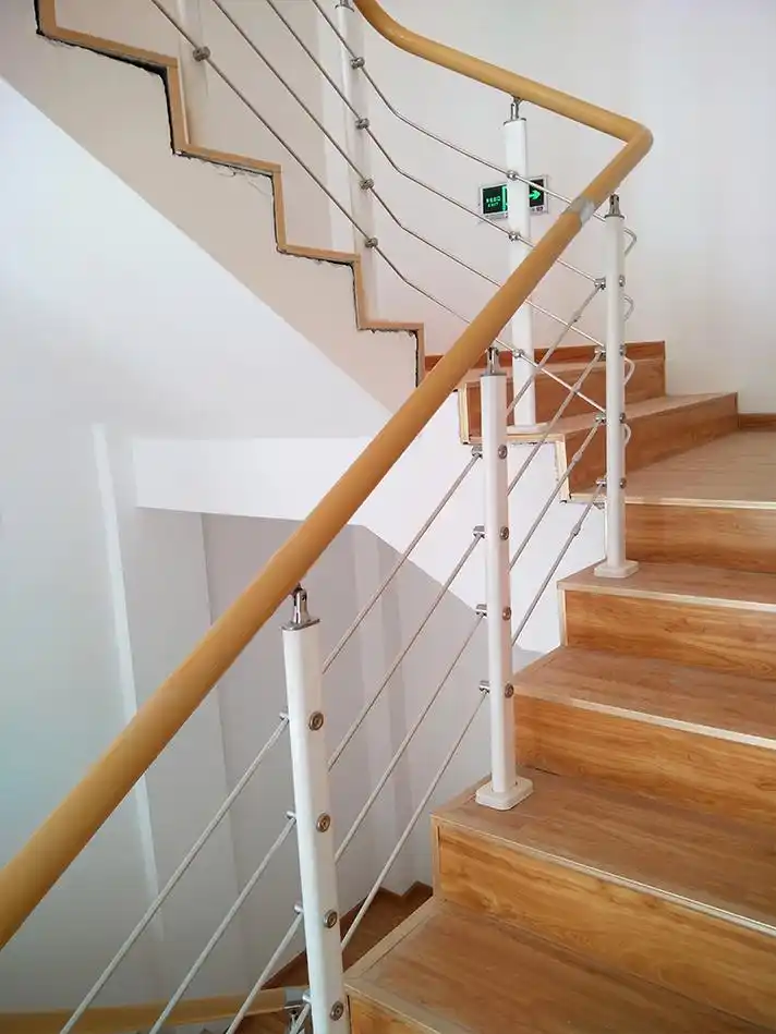 楼梯扶手装不锈钢还是实木的?幸亏提前看到了,要不被人骗惨了!