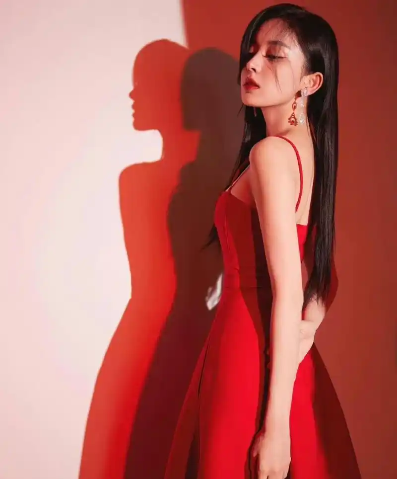 古力娜扎红色系列写真,果然人美穿什么都好看.#美女